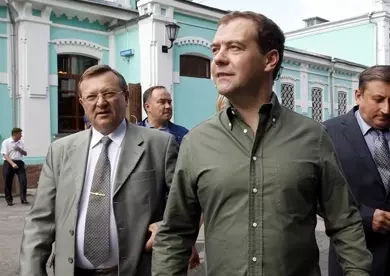 Фото: Как Медведев в Топках квас покупал 1