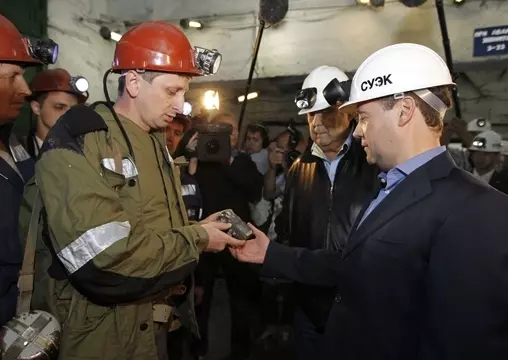 Фото: Как Медведев в Топках квас покупал 10