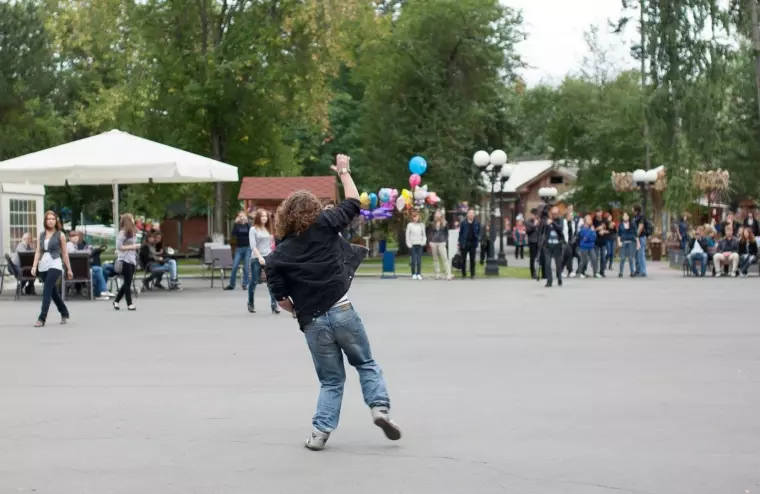 Фото: Много танцующих джексонов в парке 1