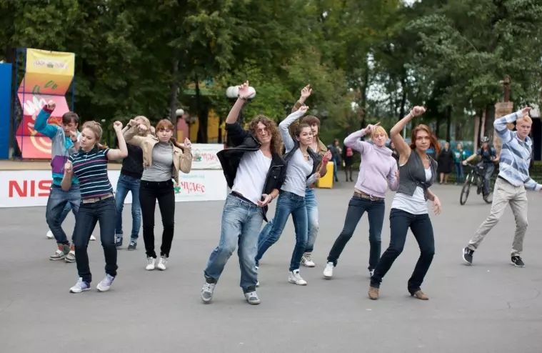 Фото: Много танцующих джексонов в парке 2