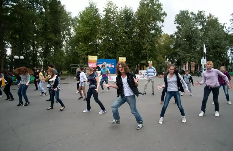 Фото: Много танцующих джексонов в парке 4