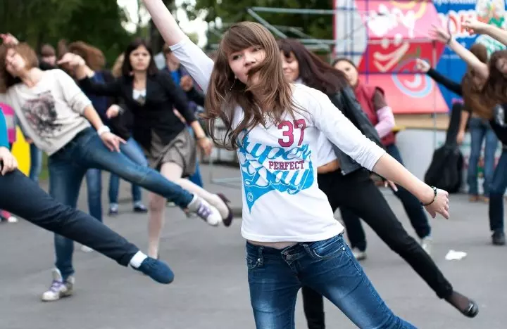 Фото: Много танцующих джексонов в парке 5