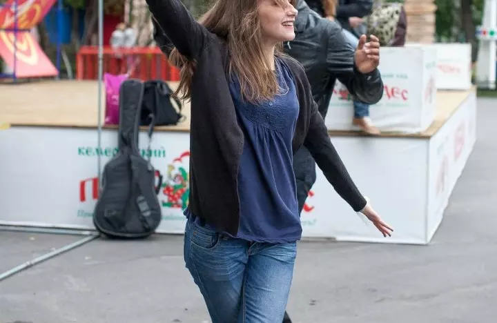 Фото: Много танцующих джексонов в парке 6