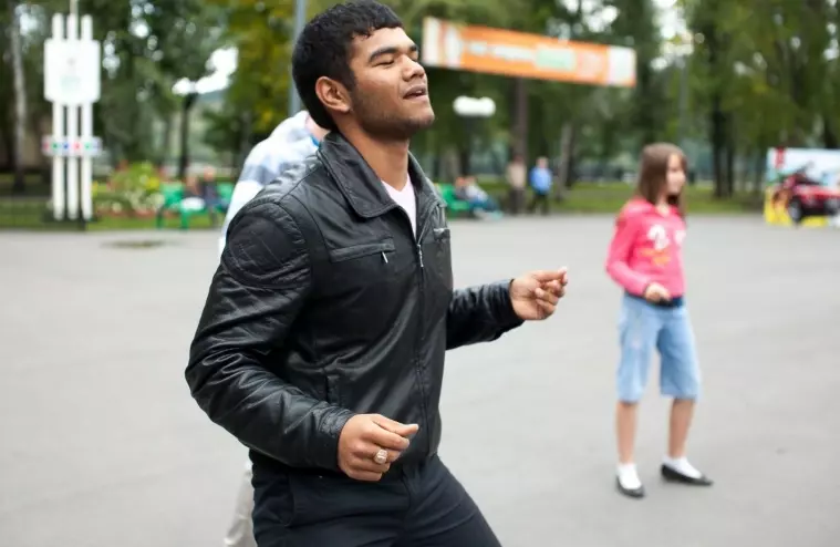 Фото: Много танцующих джексонов в парке 8