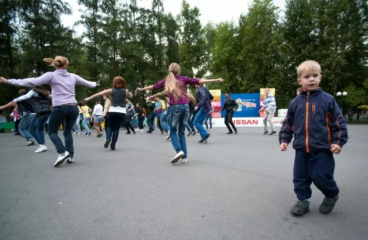 Фото: Много танцующих джексонов в парке 9