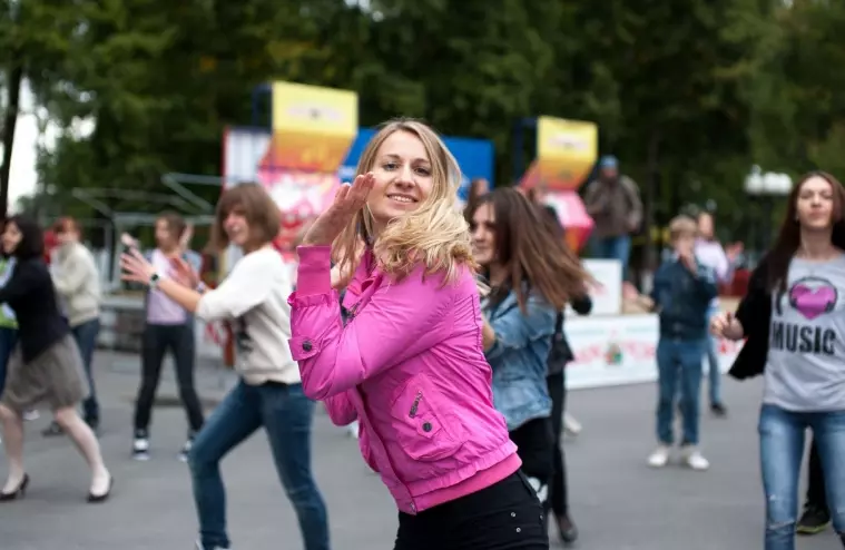 Фото: Много танцующих джексонов в парке 10