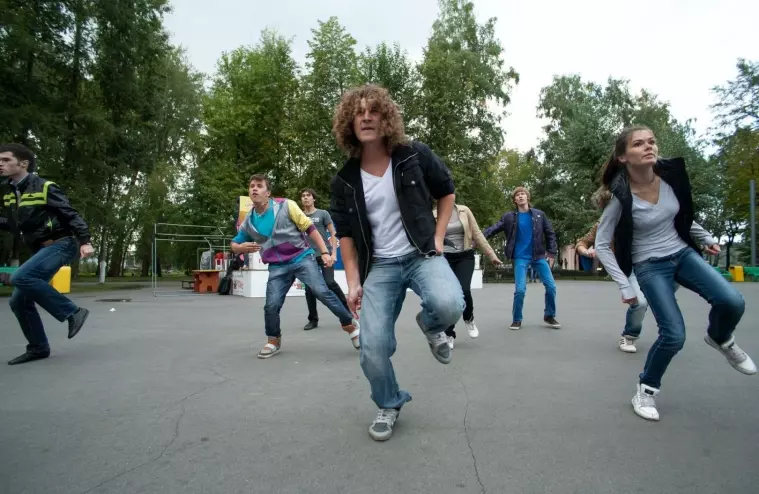 Фото: Много танцующих джексонов в парке 12