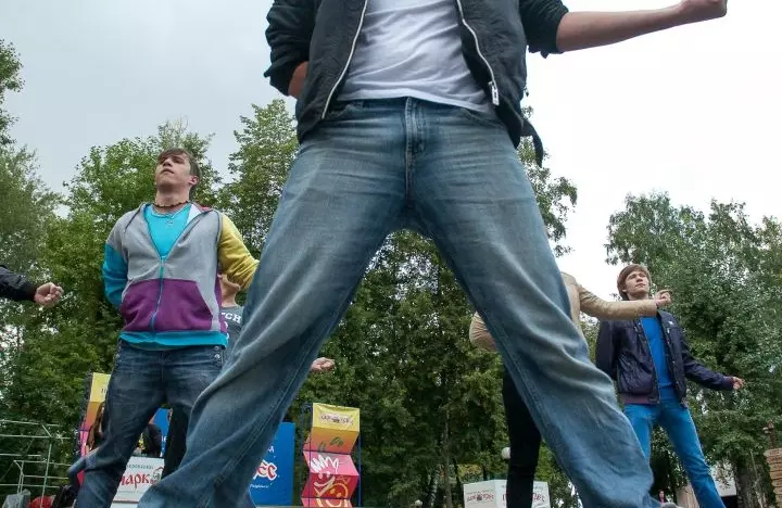 Фото: Много танцующих джексонов в парке 13