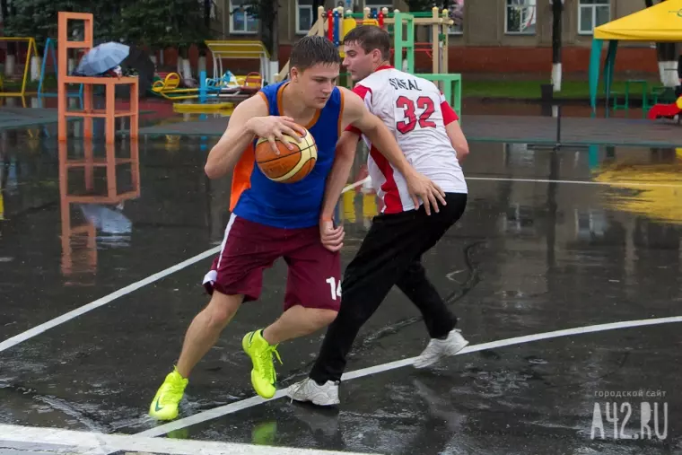 Фото: Уличный баскетбол под дождем  1