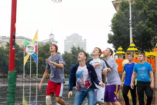 Фото: Уличный баскетбол под дождем  2