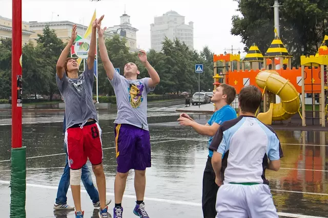 Фото: Уличный баскетбол под дождем  3