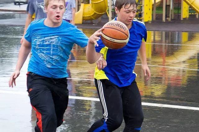 Фото: Уличный баскетбол под дождем  4