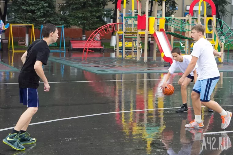 Фото: Уличный баскетбол под дождем  6