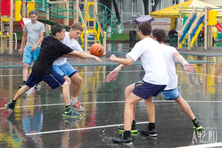 Фото: Уличный баскетбол под дождем  7