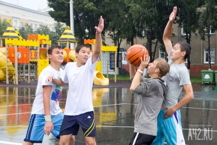 Фото: Уличный баскетбол под дождем  8