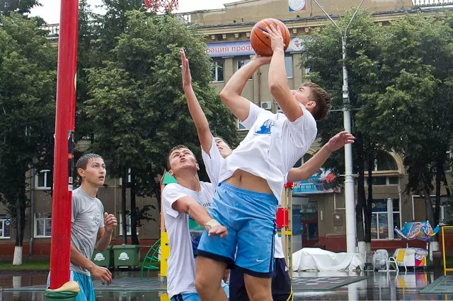 Фото: Уличный баскетбол под дождем  10