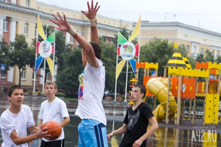 Фото: Уличный баскетбол под дождем  11