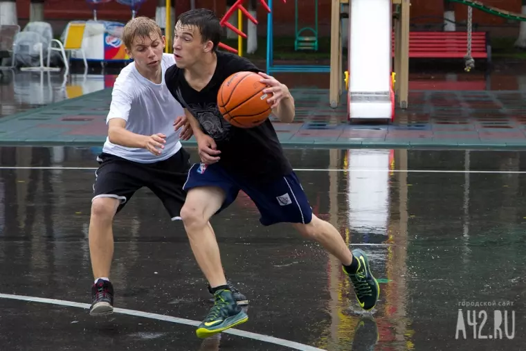 Фото: Уличный баскетбол под дождем  12