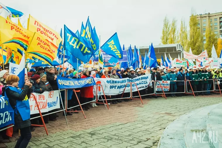 Фото: Тысячи митингующих за труд без санкций 12