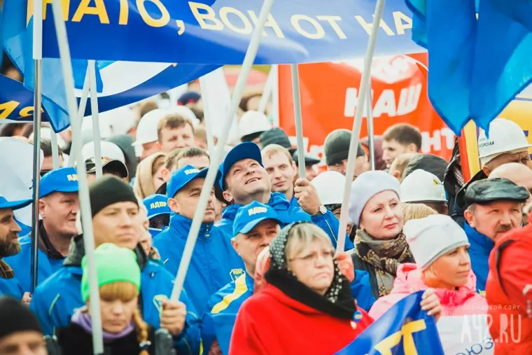 Фото: Тысячи митингующих за труд без санкций 22