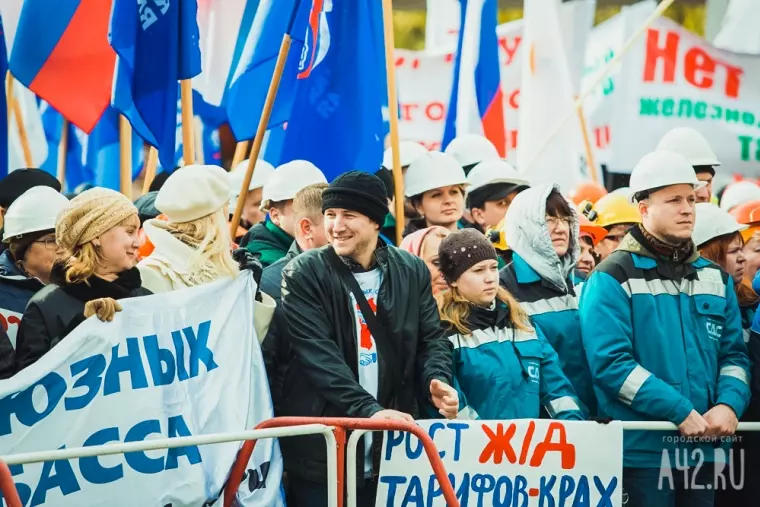 Фото: Тысячи митингующих за труд без санкций 23
