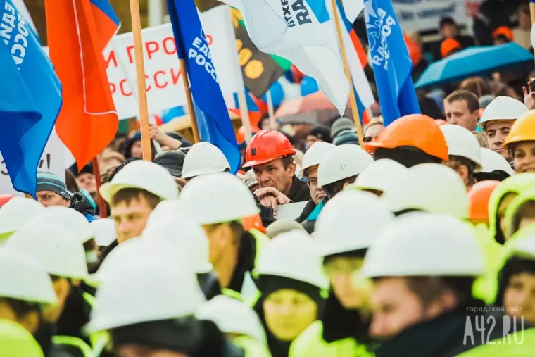 Фото: Тысячи митингующих за труд без санкций 33