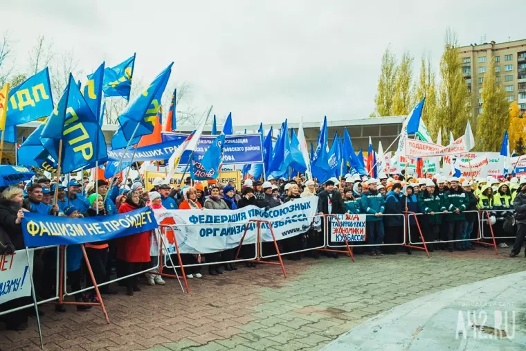 Фото: Тысячи митингующих за труд без санкций 34