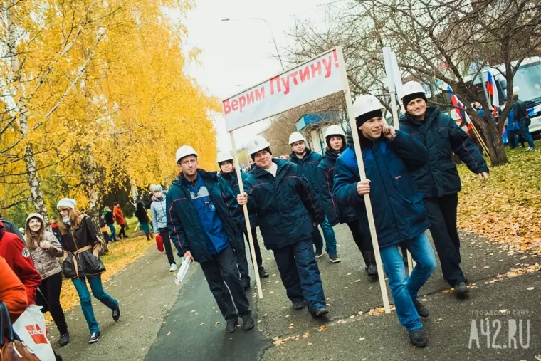 Фото: Тысячи митингующих за труд без санкций 35