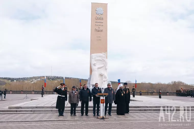 Фото: Возложение цветов к Мемориалу воинам-кузбассовцам 4