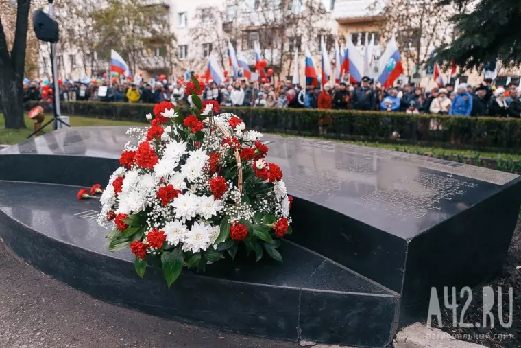 Фото: Возложение цветов к Мемориалу воинам-кузбассовцам 6