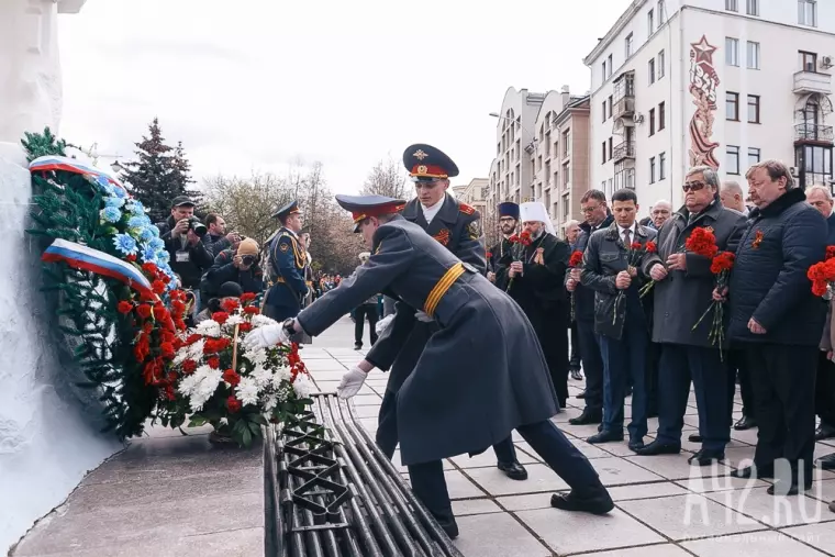 Фото: Возложение цветов к Мемориалу воинам-кузбассовцам 13