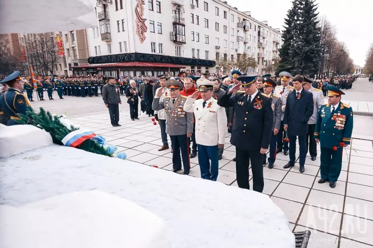 Фото: Возложение цветов к Мемориалу воинам-кузбассовцам 14