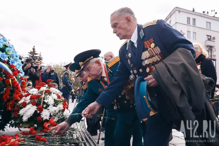 Фото: Возложение цветов к Мемориалу воинам-кузбассовцам 16