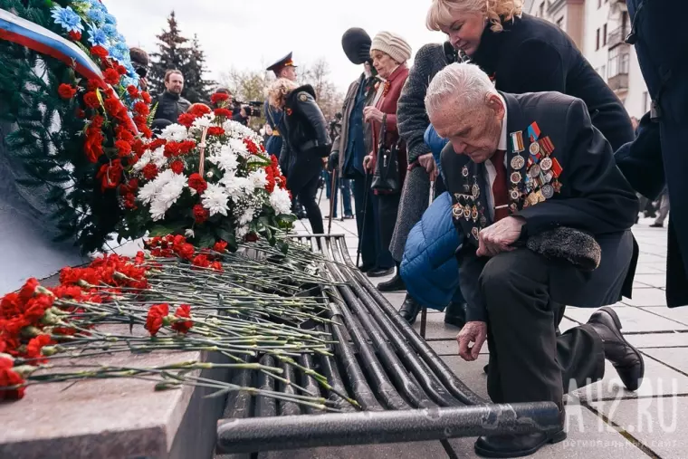 Фото: Возложение цветов к Мемориалу воинам-кузбассовцам 19