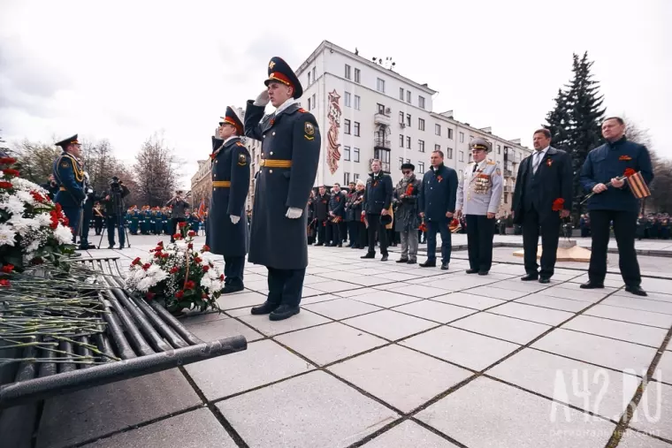 Фото: Возложение цветов к Мемориалу воинам-кузбассовцам 20