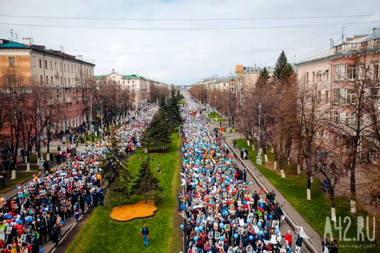 Фото: «Бессмертный полк» в Кемерове: вид сверху  5