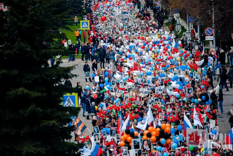 Фото: «Бессмертный полк» в Кемерове: вид сверху  9