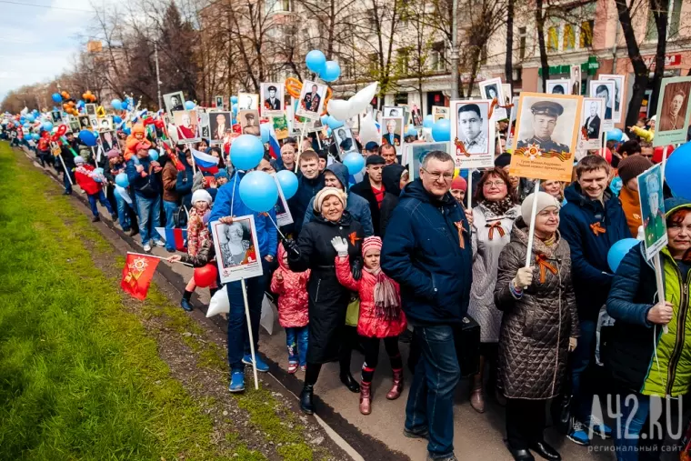 Фото: «Бессмертный полк» в Кемерове: вид сверху  14