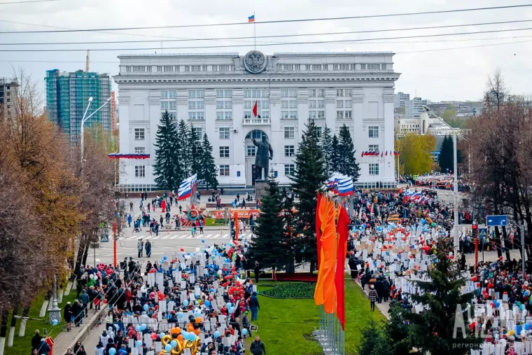 Фото: «Бессмертный полк» в Кемерове: вид сверху  19