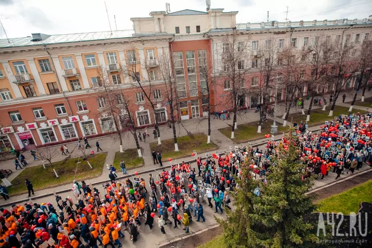 Фото: «Бессмертный полк» в Кемерове: вид сверху  37