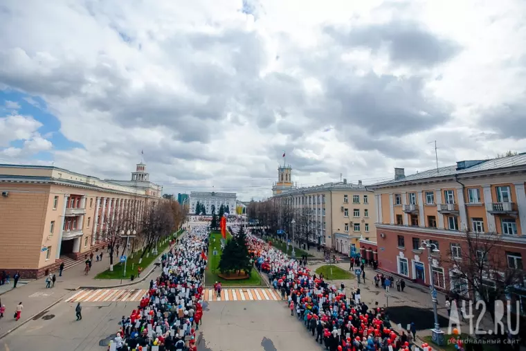 Фото: «Бессмертный полк» в Кемерове: вид сверху  38