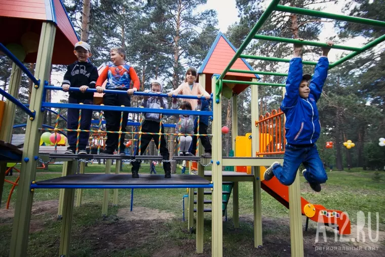 Фото: Открытие детской площадки в Сосновом бору Кемерова 1