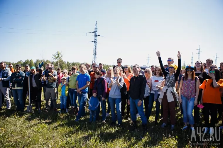 Фото: В Кемерове прошла акция «Дари добро: посади дерево вместе с Good Line» 1