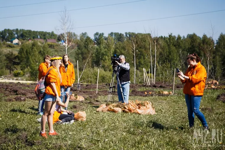 Фото: В Кемерове прошла акция «Дари добро: посади дерево вместе с Good Line» 18
