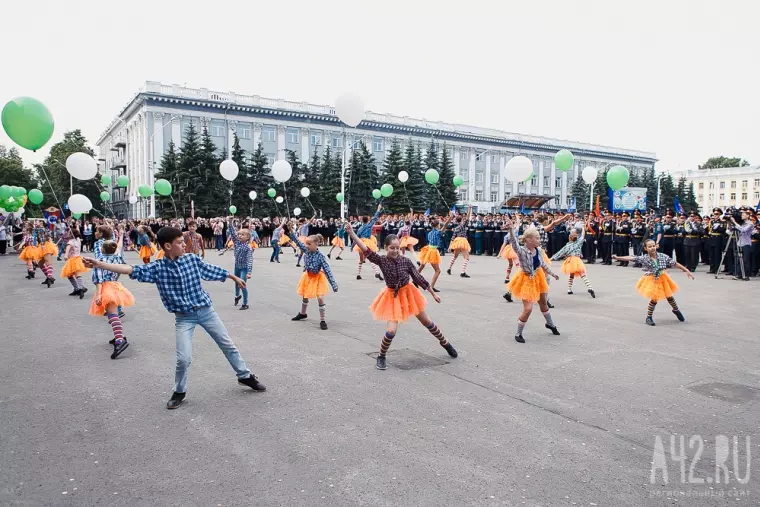 Фото: В Кемерове состоялся выпуск воспитанников губернаторских учебных заведений 25