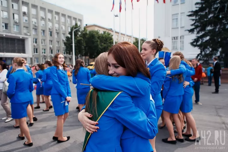 Фото: В Кемерове состоялся выпуск воспитанников губернаторских учебных заведений 32