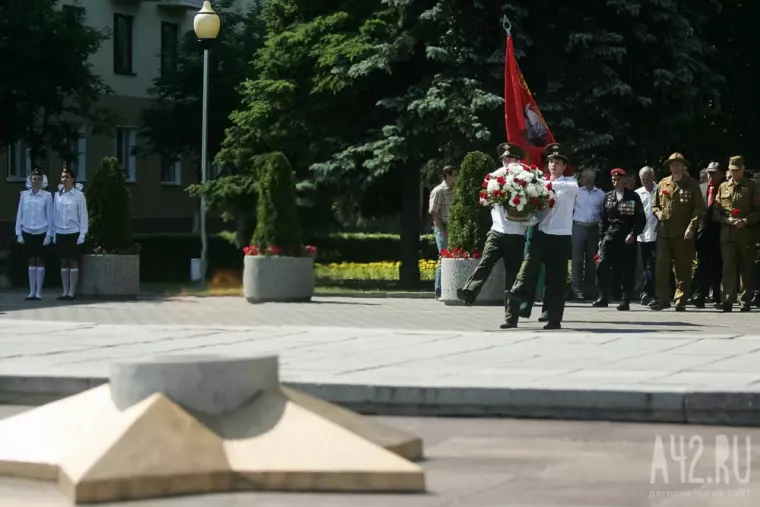 Фото: В Кемерове возложили цветы к Мемориалу Славы 4