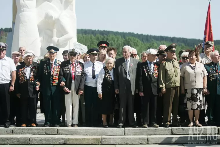 Фото: В Кемерове возложили цветы к Мемориалу Славы 12