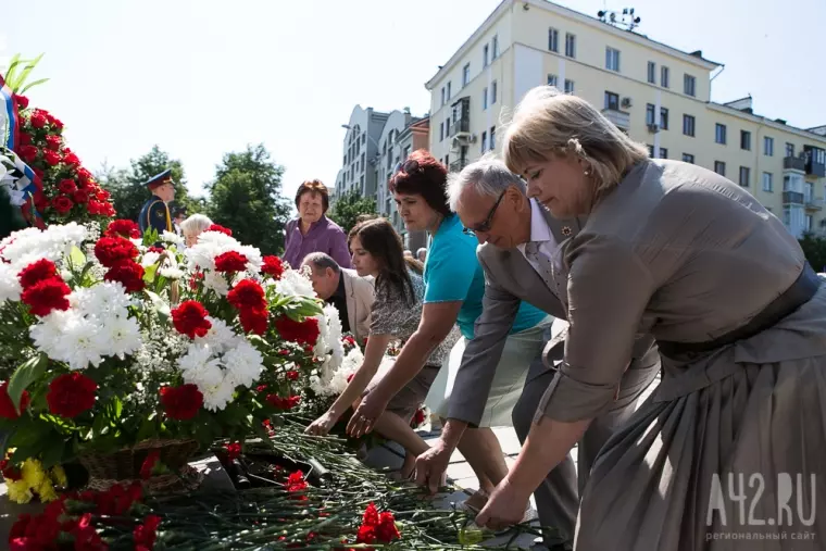 Фото: В Кемерове возложили цветы к Мемориалу Славы 16