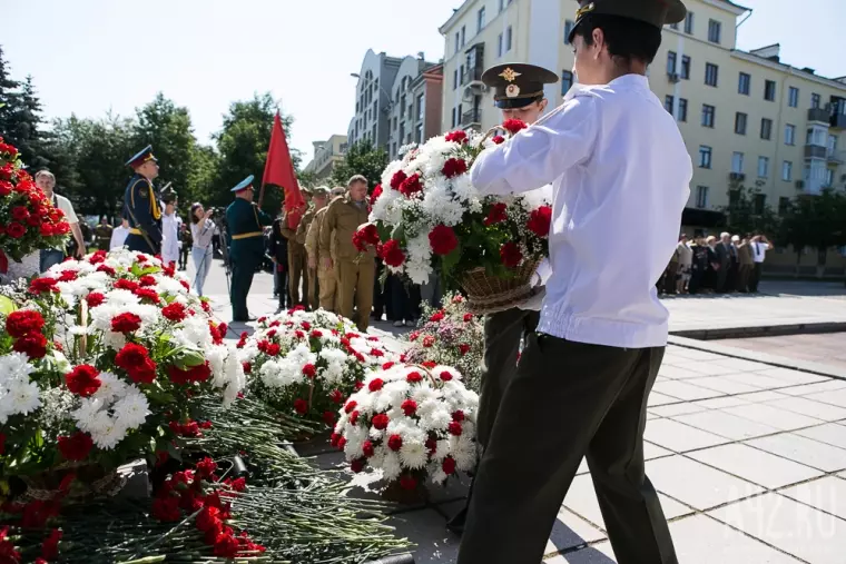 Фото: В Кемерове возложили цветы к Мемориалу Славы 19